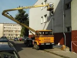 Podnośnik koszowy Bydgoszcz – usługi na wysokości i wynajem
