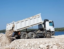 Transport wywrotką Ostrołęka – przewóz kruszyw, ziemi i materiałów sypkich