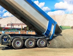 Transport kruszyw Warszawa – piasek, żwir i materiały sypkie