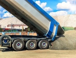 Transport kruszyw Warszawa – piasek, żwir i materiały sypkie