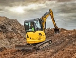 Usługi minikoparką Bytów – wykopy pod instalacje, fundamenty, przyłącza i budowę