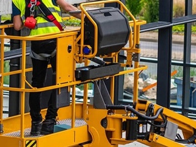 Podnośnik koszowy Gdańsk – wynajem i usługi wysokościowe